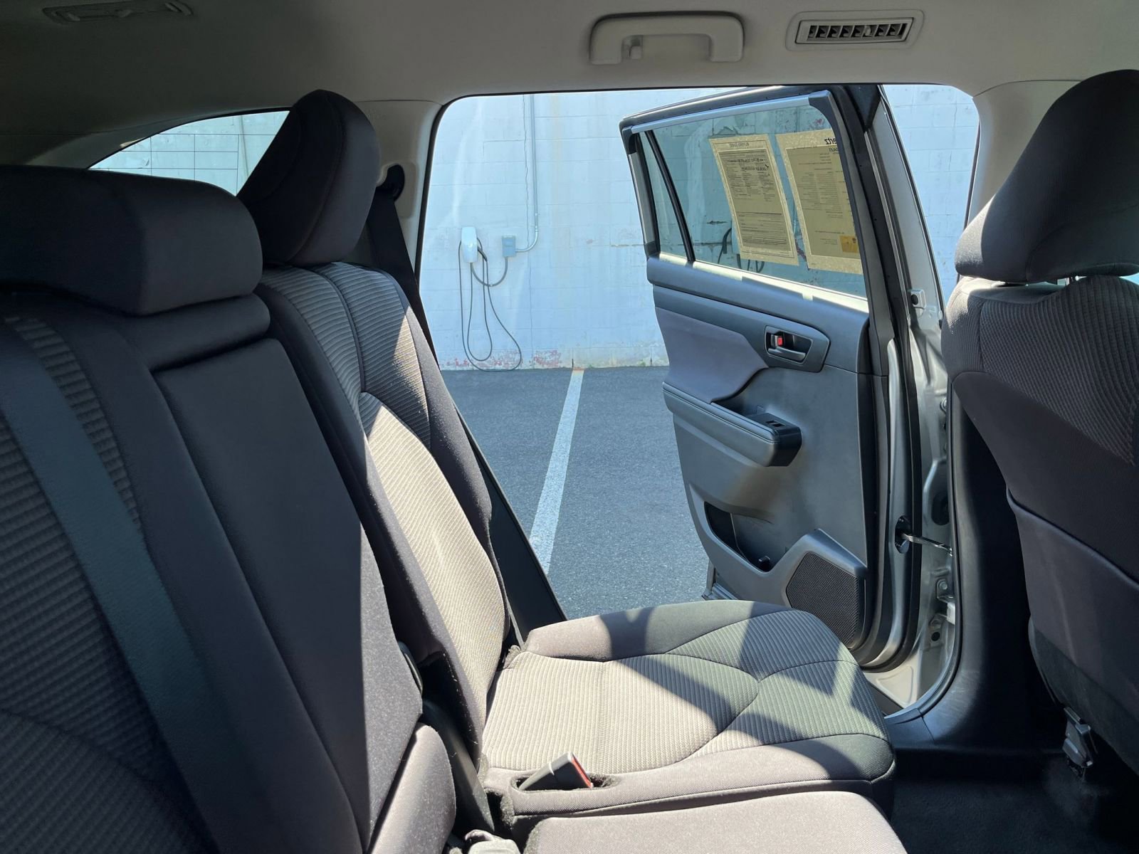 Used 2025 Toyota Highlander LE FWD image 39