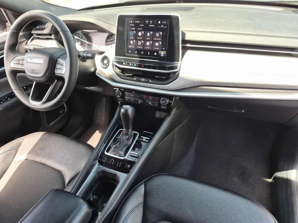 Used 2025 Jeep Compass Latitude w/ Sun & Sound Group AWD/4WD image 32