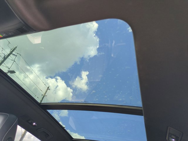 Used 2023 Volkswagen Tiguan SE R-Line image 14