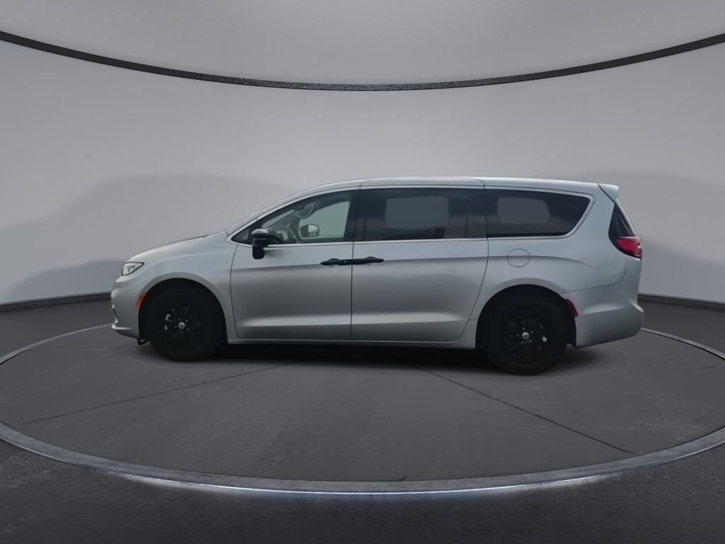 Used 2024 Chrysler Pacifica Touring-L FWD image 5