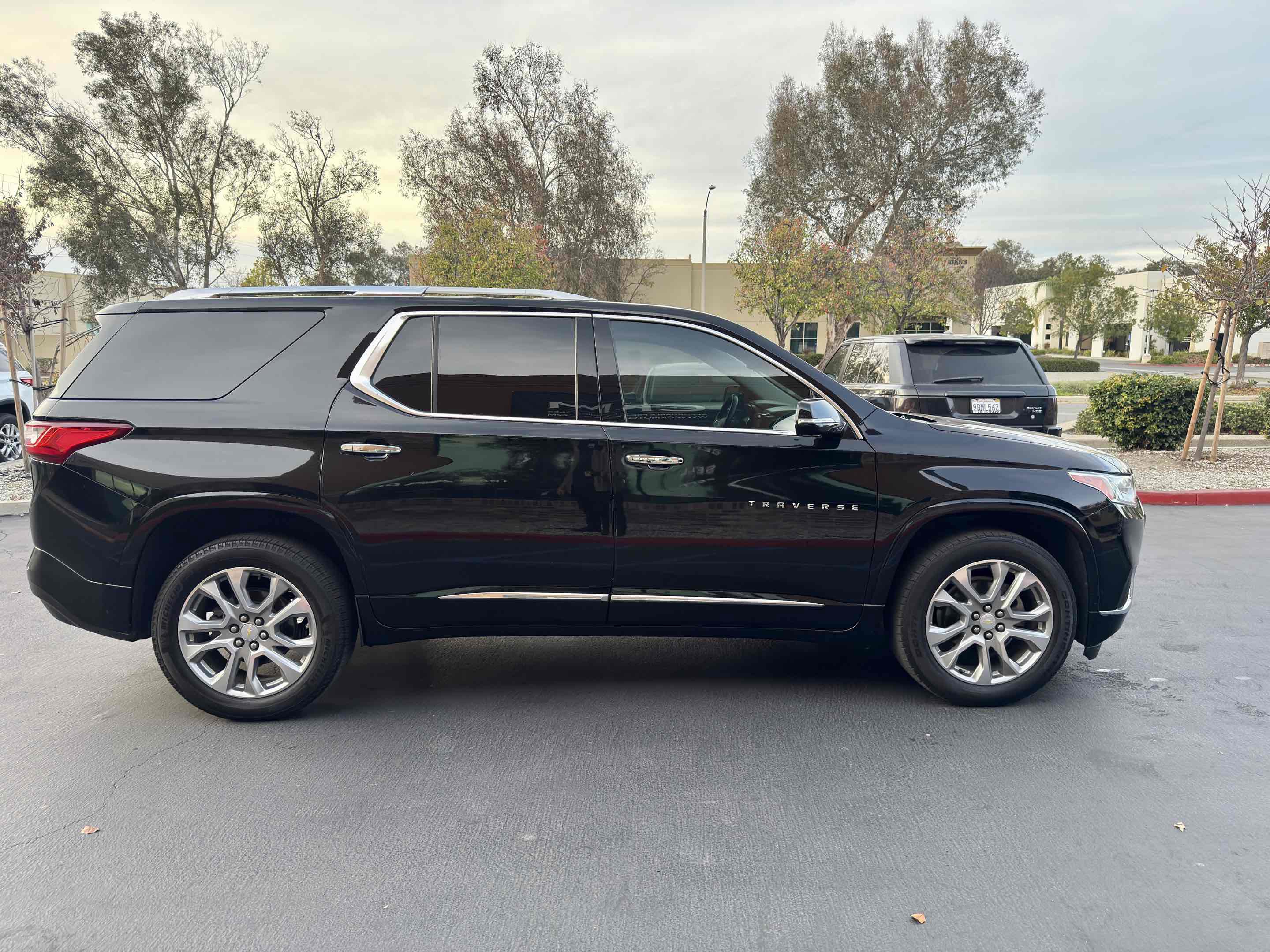 Used 2018 Chevrolet Traverse Premier w/ LPO, Black Accent Package image 9