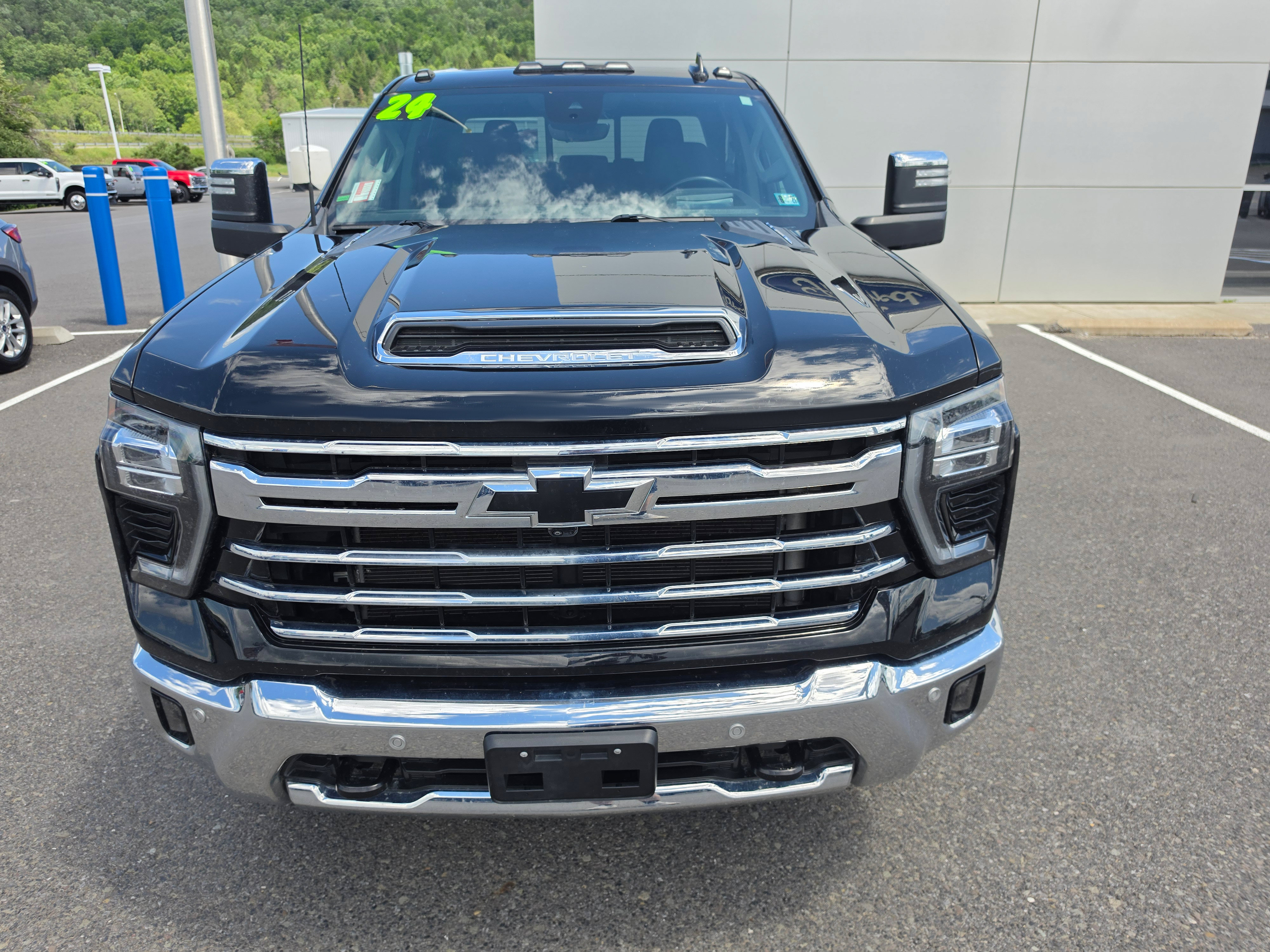 Used 2024 Chevrolet Silverado 2500 LTZ w/ LTZ Plus Package AWD/4WD image 10