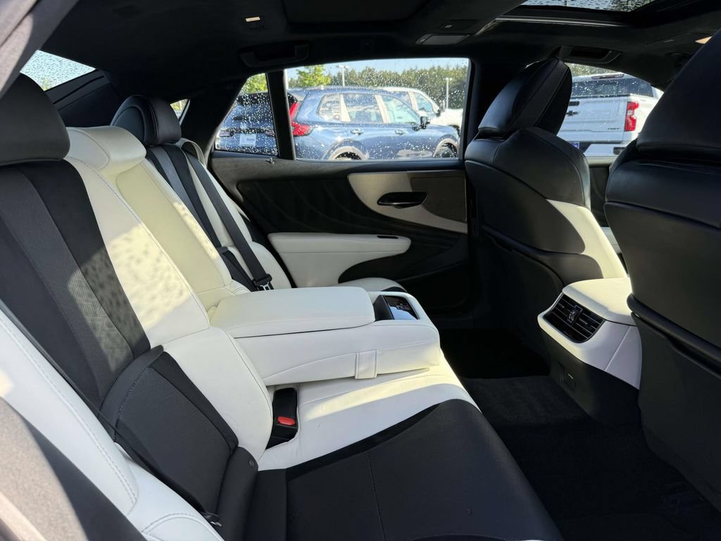Used 2022 Lexus LS 500 F Sport w/ Accessory Package (Z1) AWD/4WD image 16