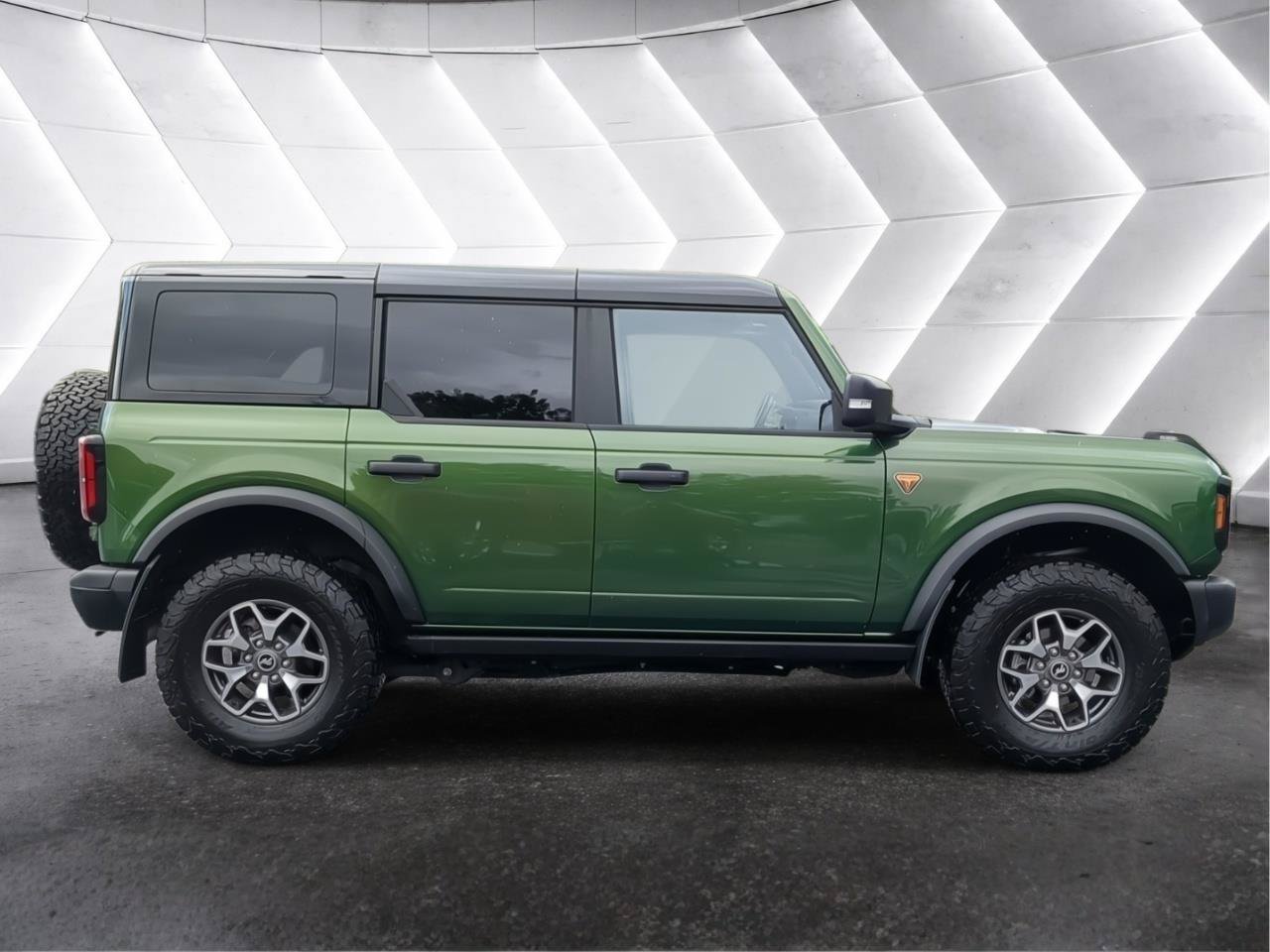 Used 2025 Ford Bronco Badlands AWD/4WD image 2