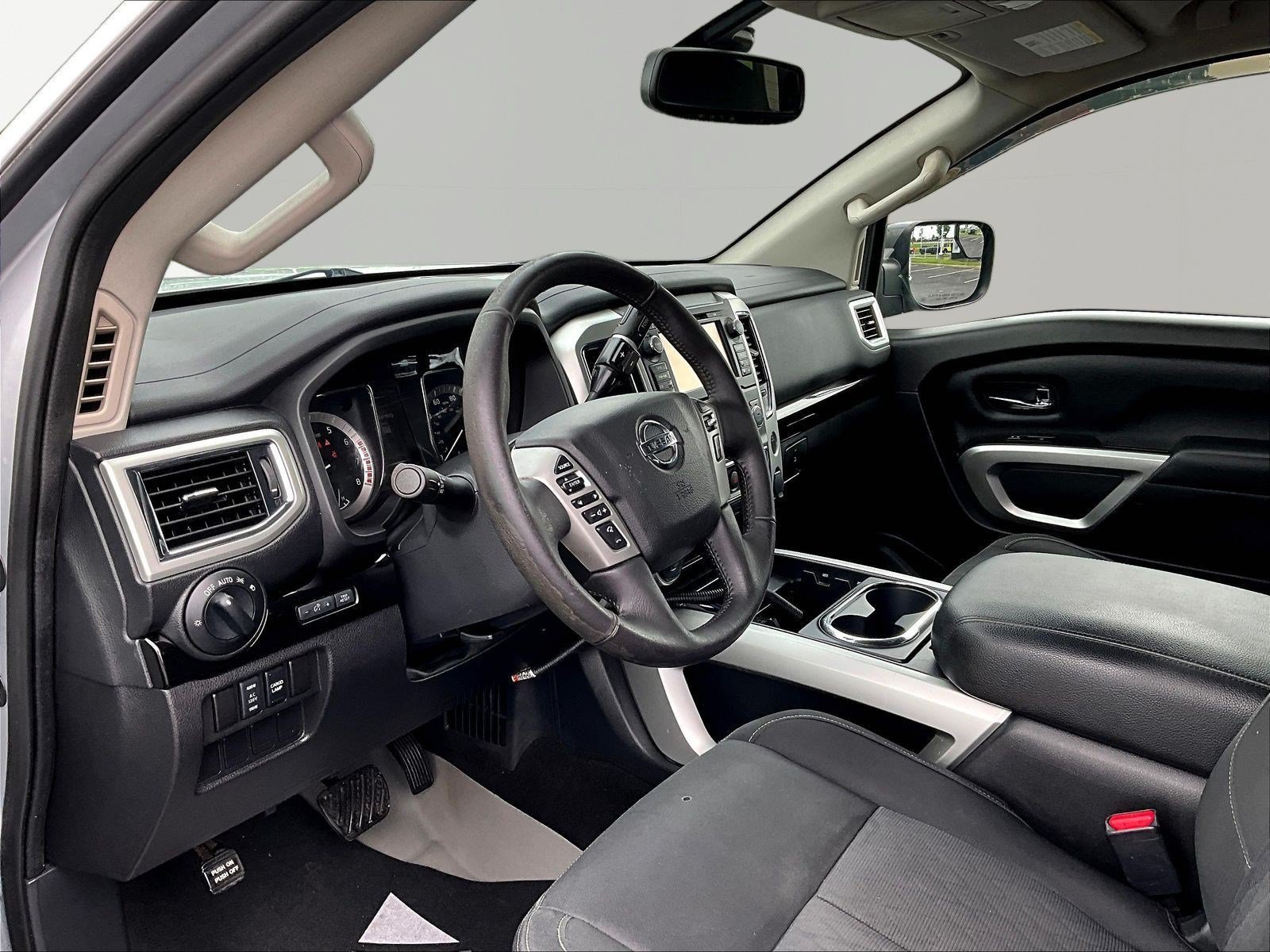 Used 2018 Nissan Titan SV w/ SV Convenience Package AWD/4WD image 16