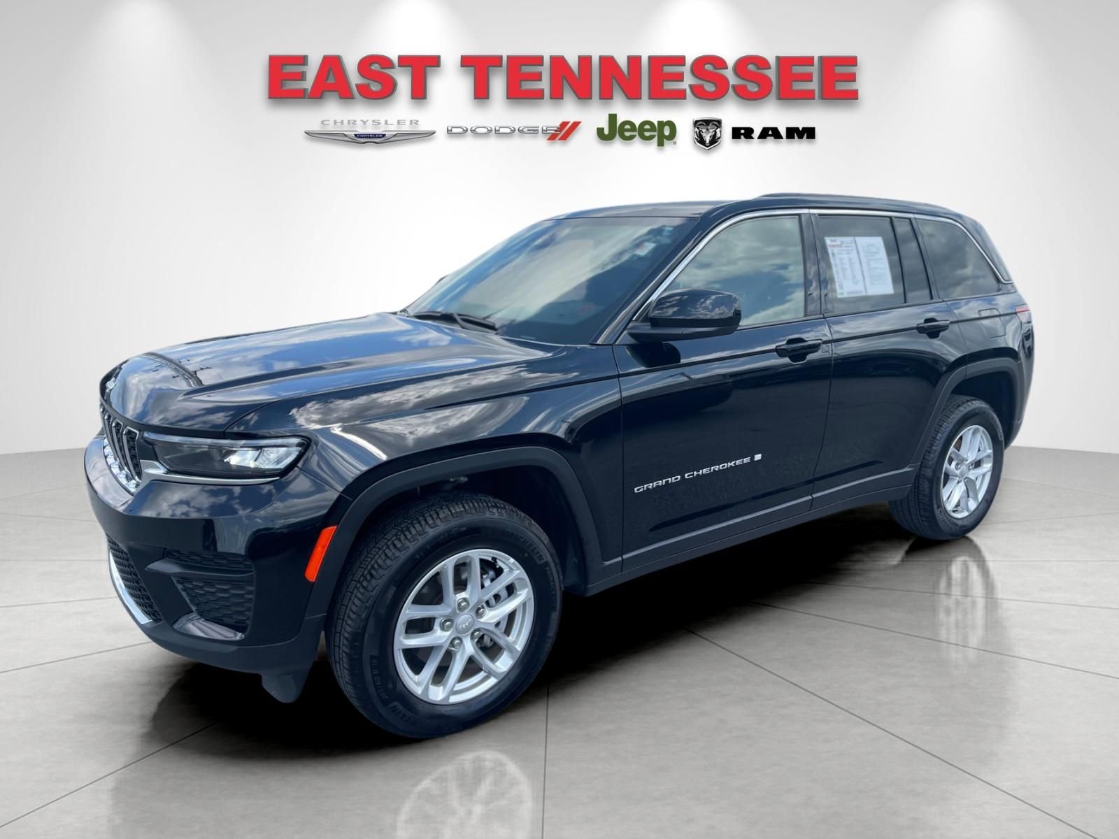 Used 2025 Jeep Grand Cherokee Laredo X w/ Luxury Tech Group I AWD/4WD image 7