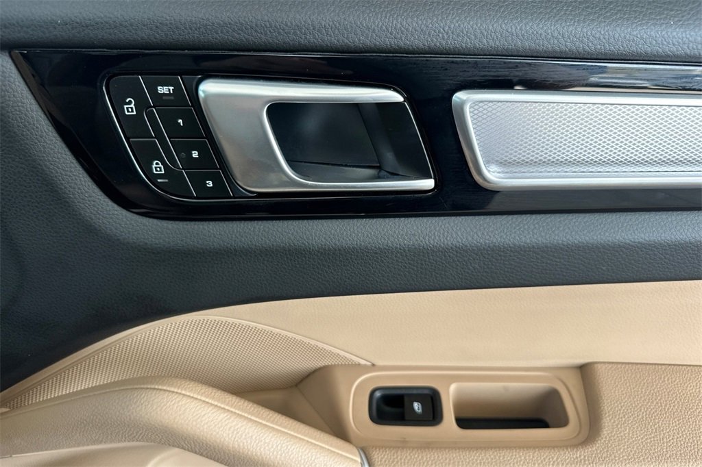 Used 2023 Porsche Cayenne Platinum Edition image 21