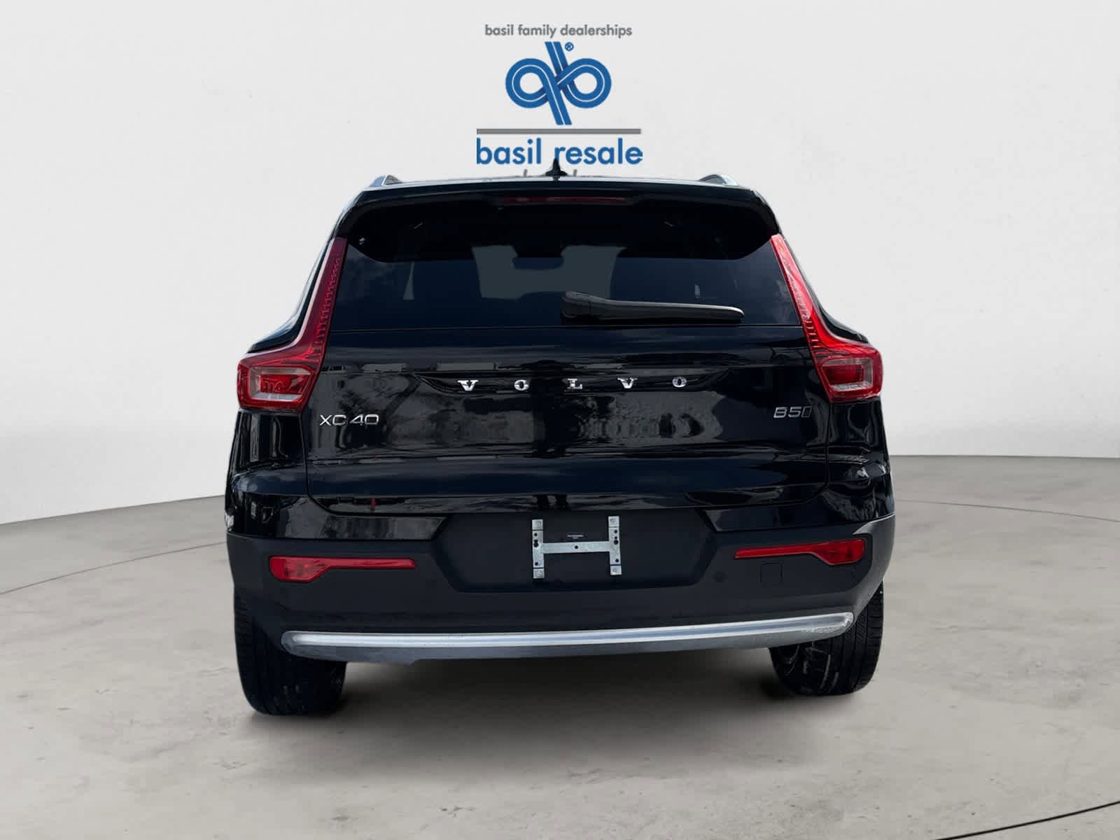 Used 2025 Volvo XC40 B5 Plus image 4