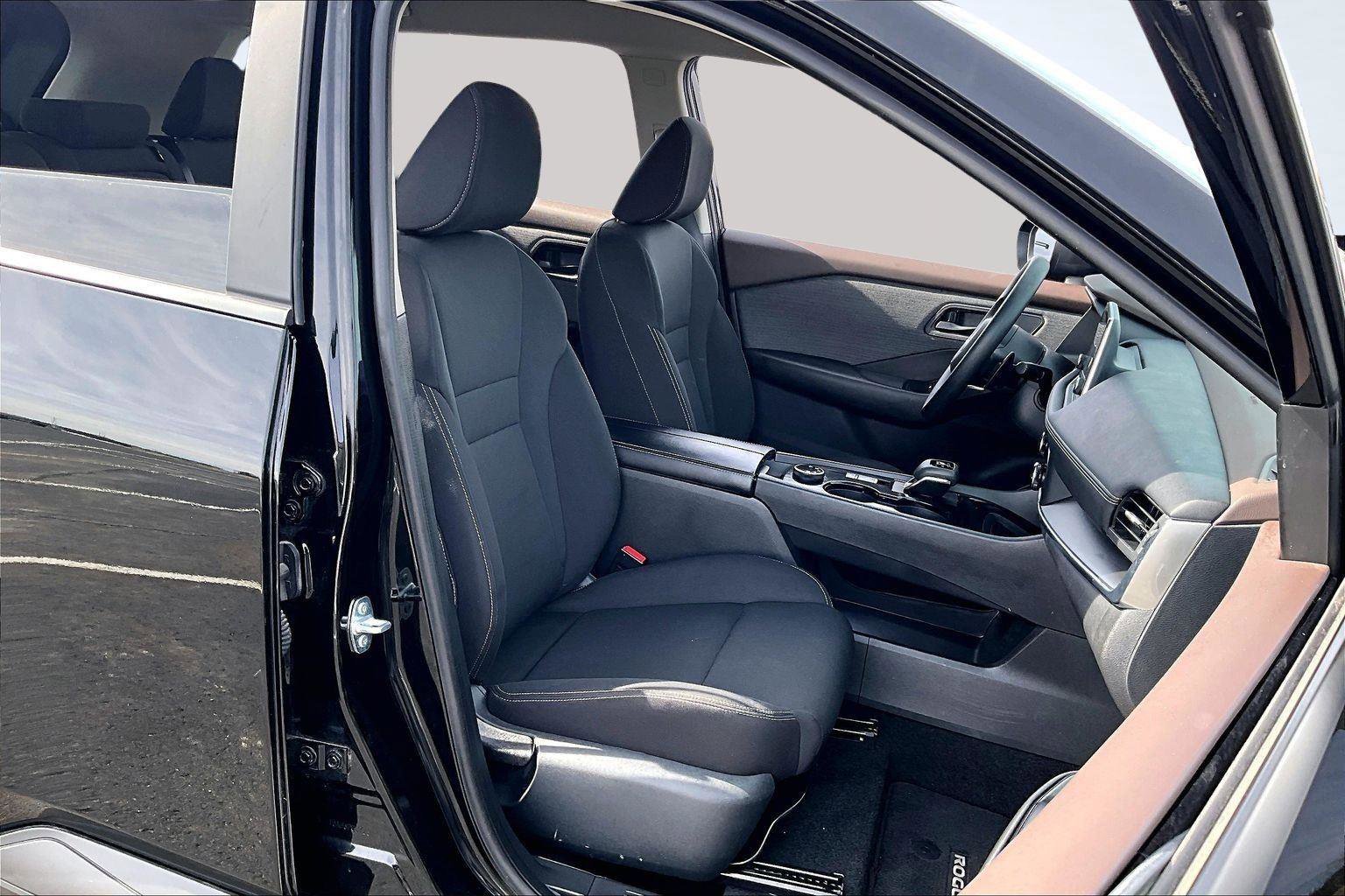Used 2023 Nissan Rogue S image 8