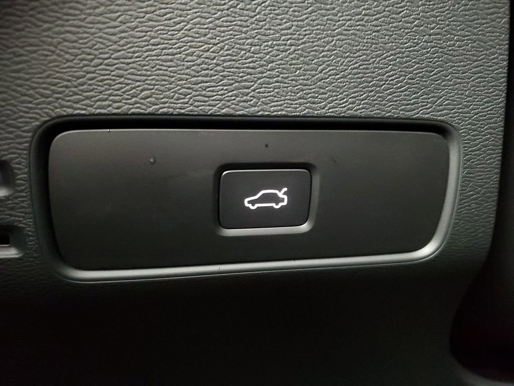 Certified 2025 Volvo XC40 B5 Plus image 38