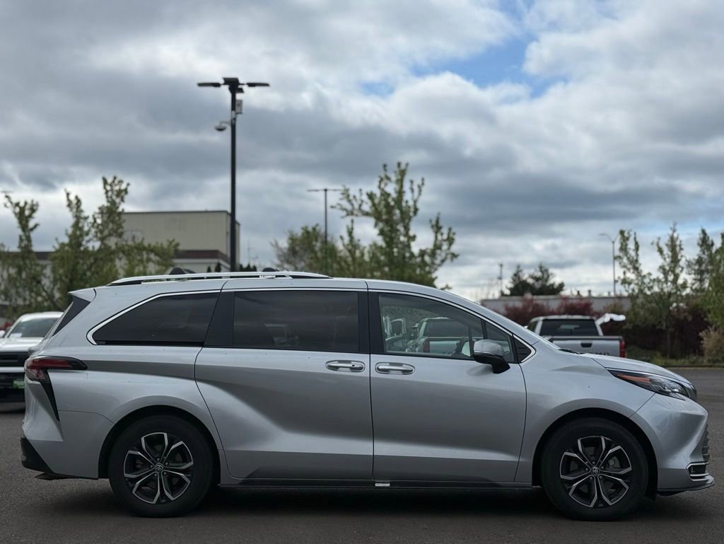 Certified 2025 Toyota Sienna Platinum image 6