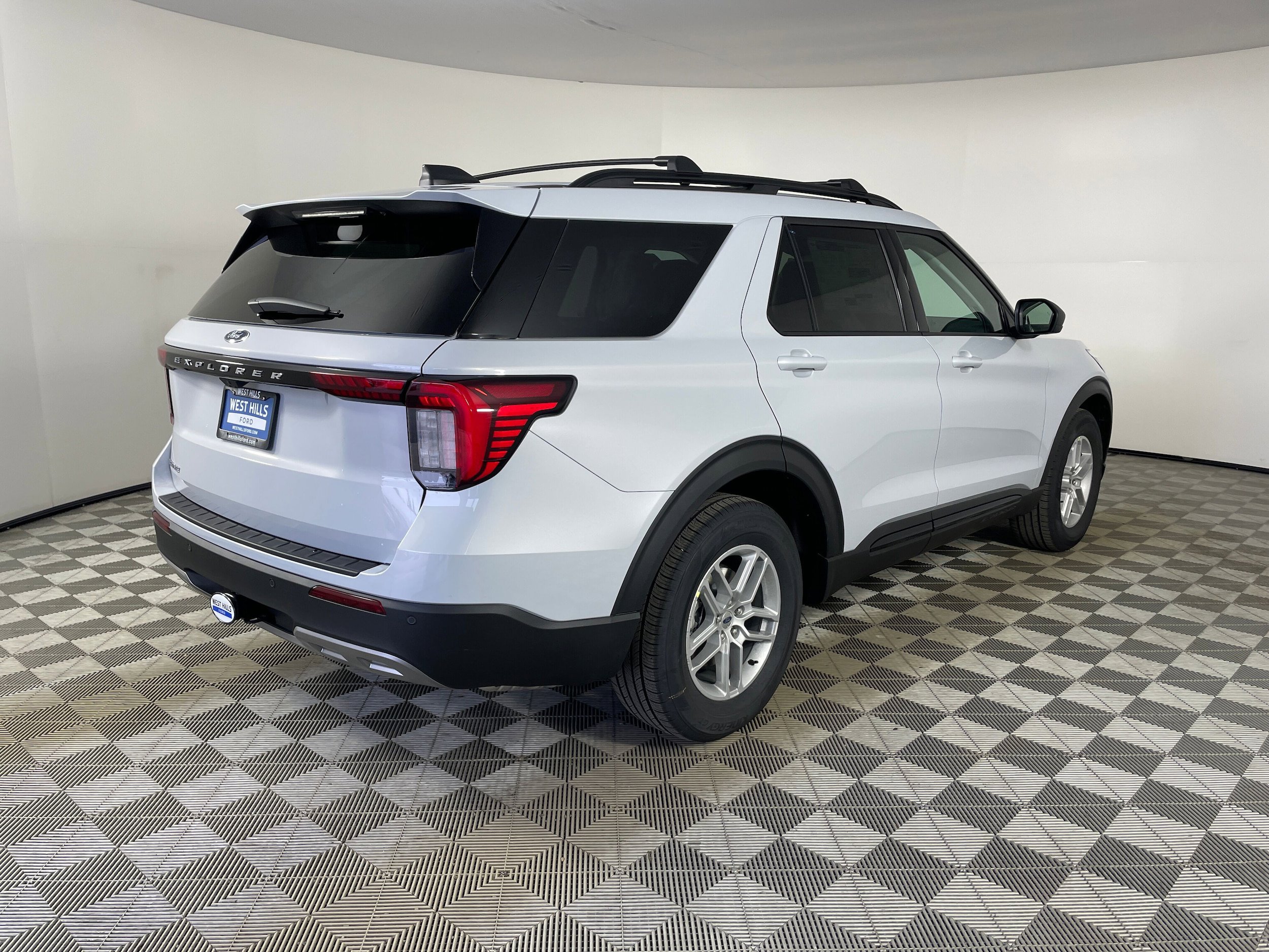 New 2026 Ford Explorer Active RWD image 9