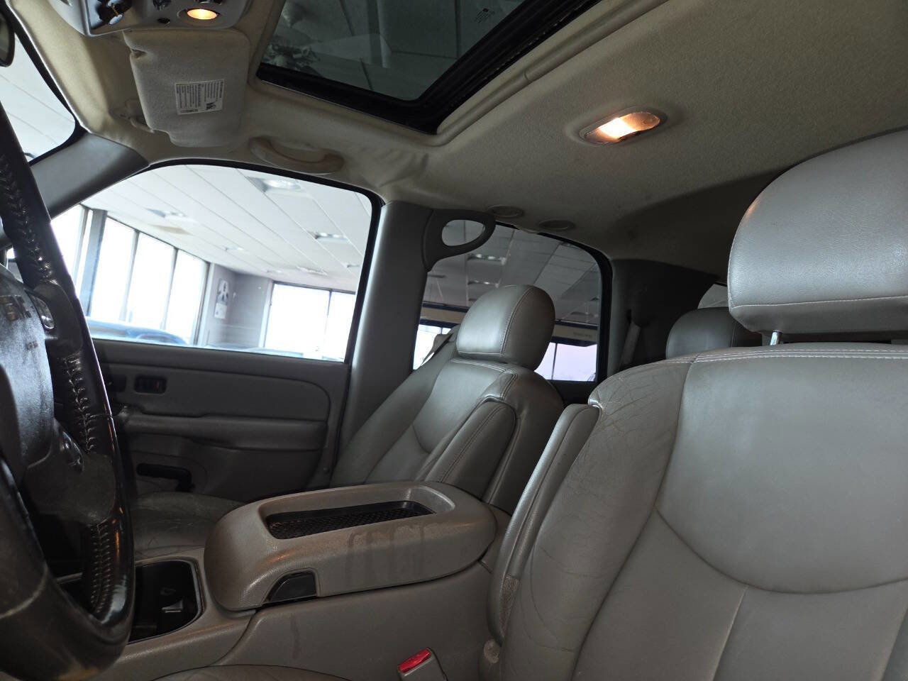 Used 2005 GMC Yukon SLT w/ SLT Preferred Equipment Group AWD/4WD image 16