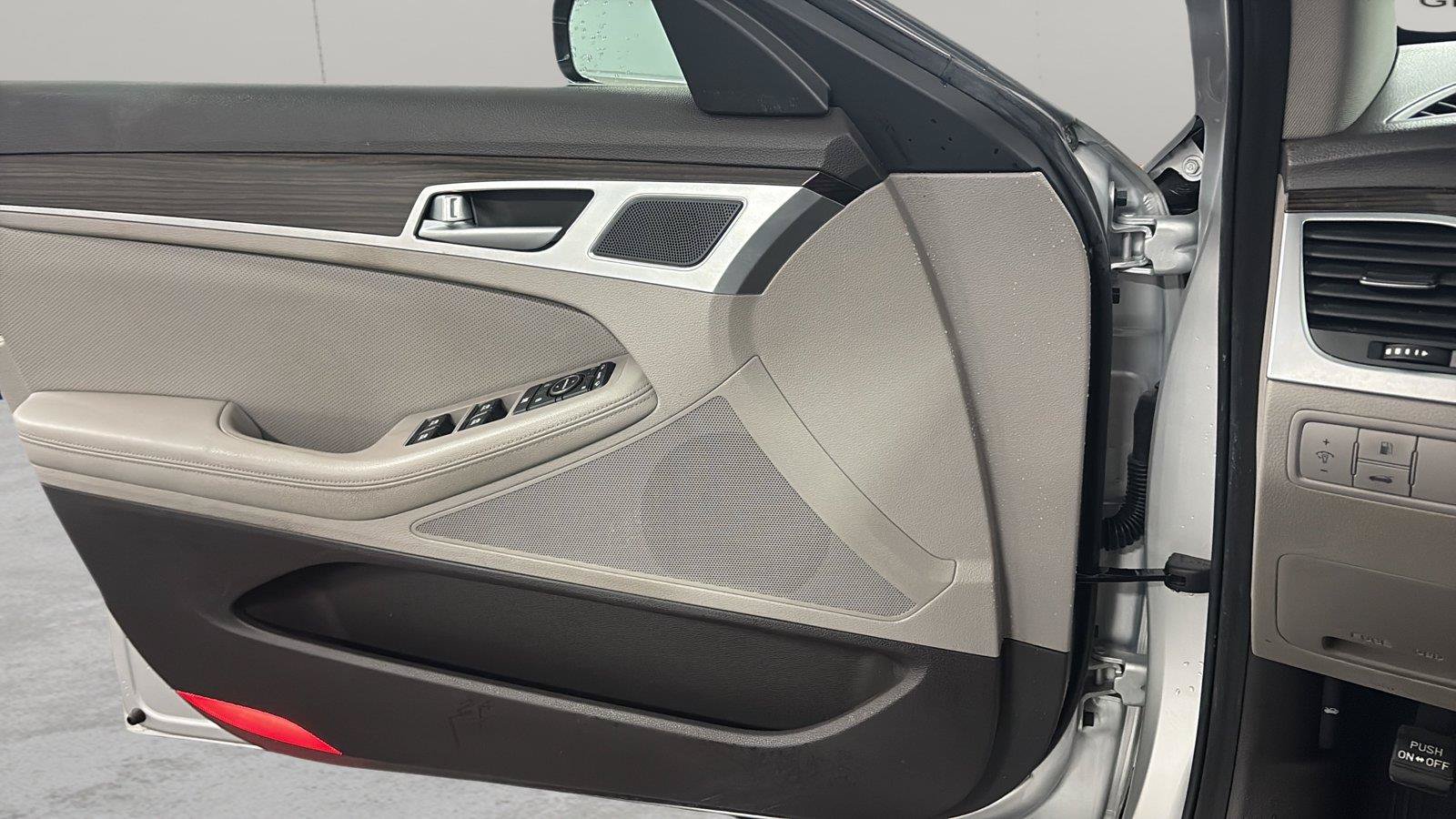 Used 2015 Hyundai Genesis 3.8 RWD image 23