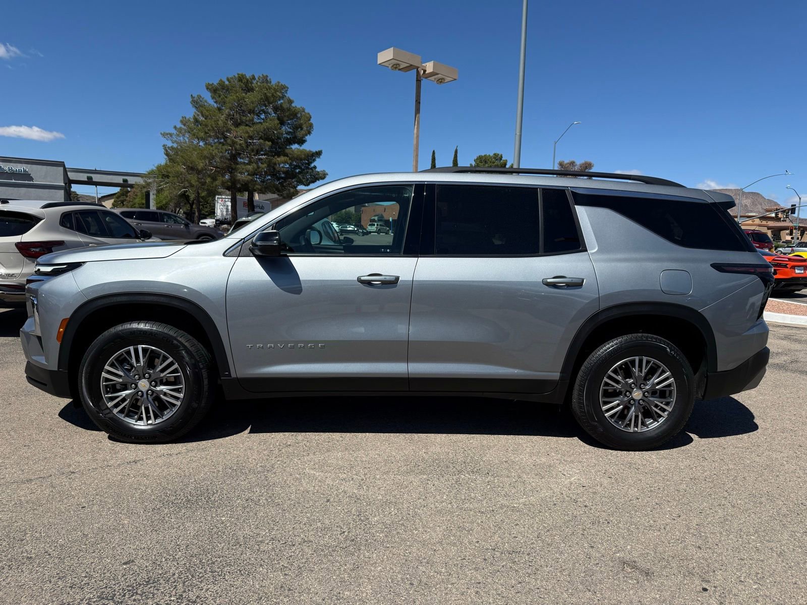 Used 2025 Chevrolet Traverse LT image 10