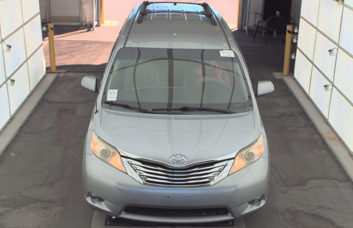 Used 2011 Toyota Sienna LE image 2