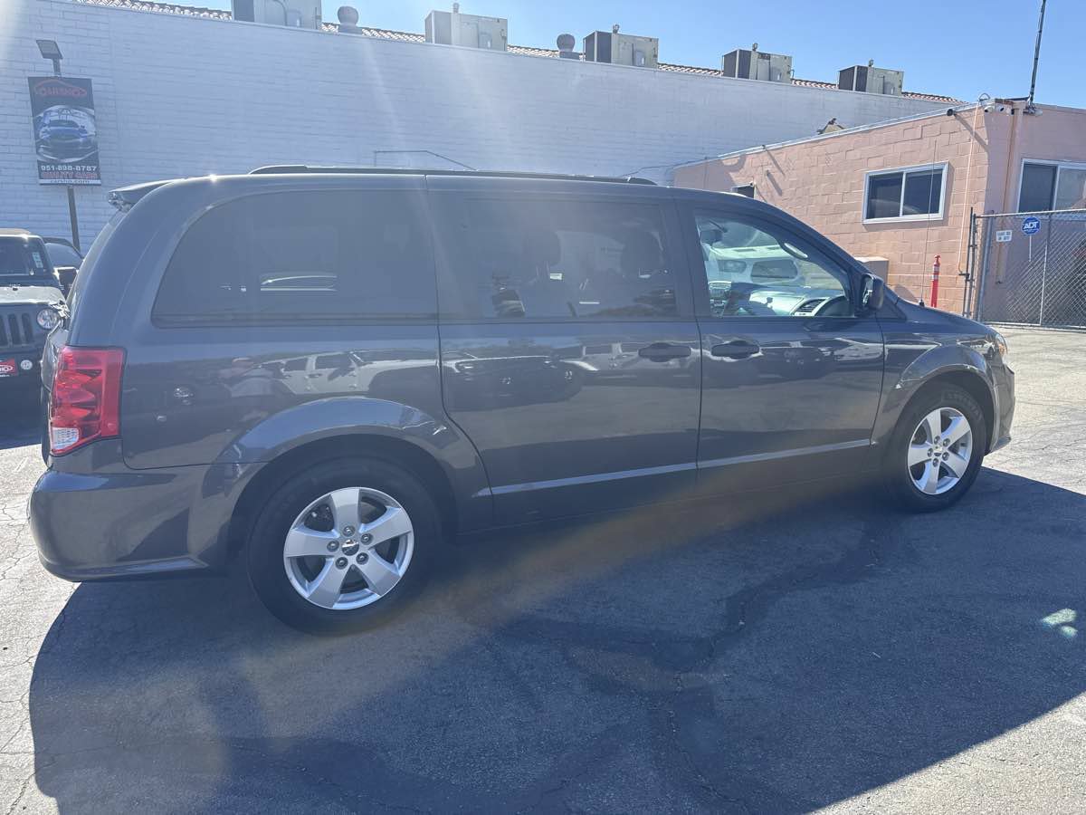 Used 2017 Dodge Grand Caravan w/ SE Plus Package FWD image 7