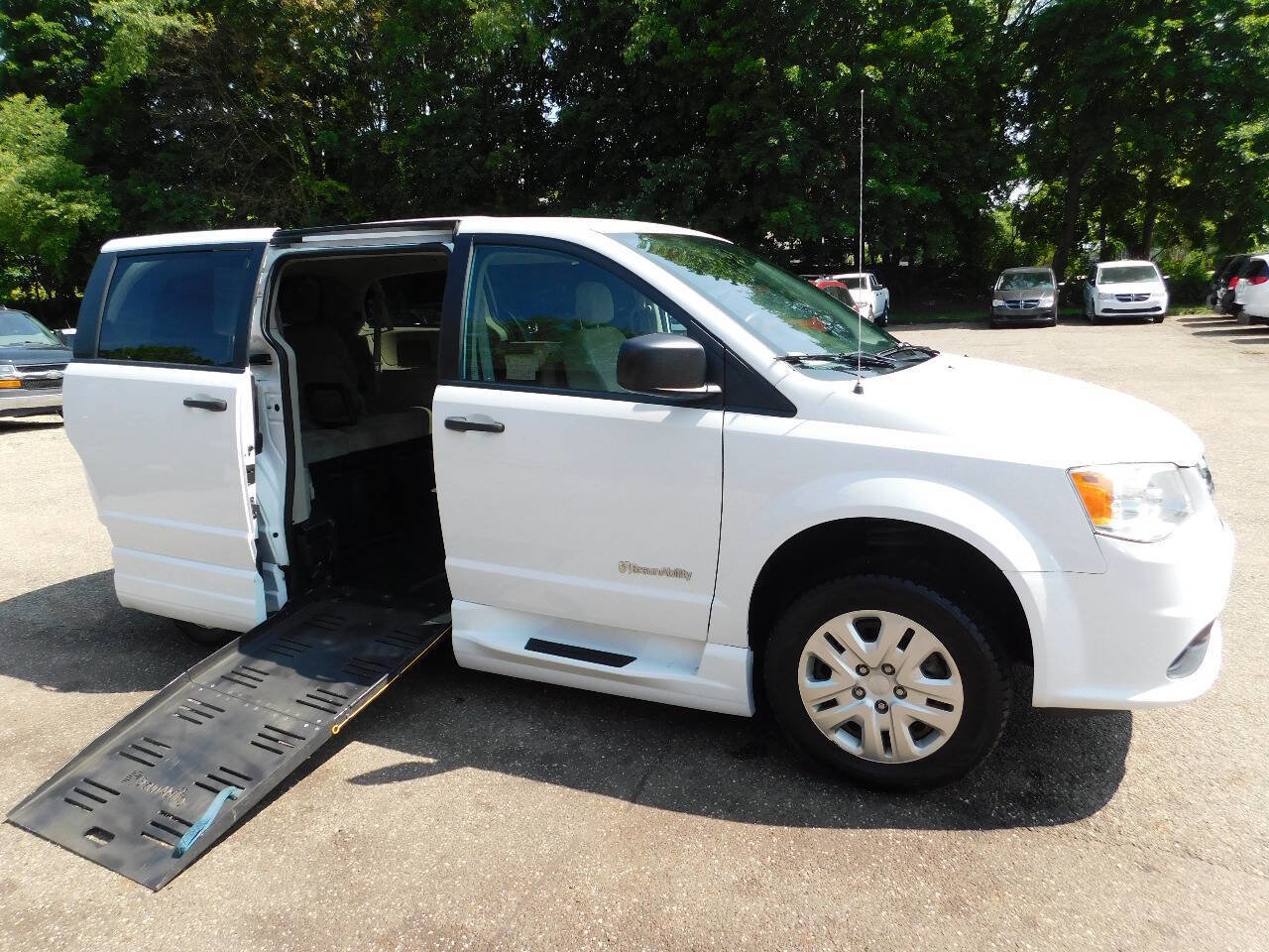 Used 2019 Dodge Grand Caravan SE image 1