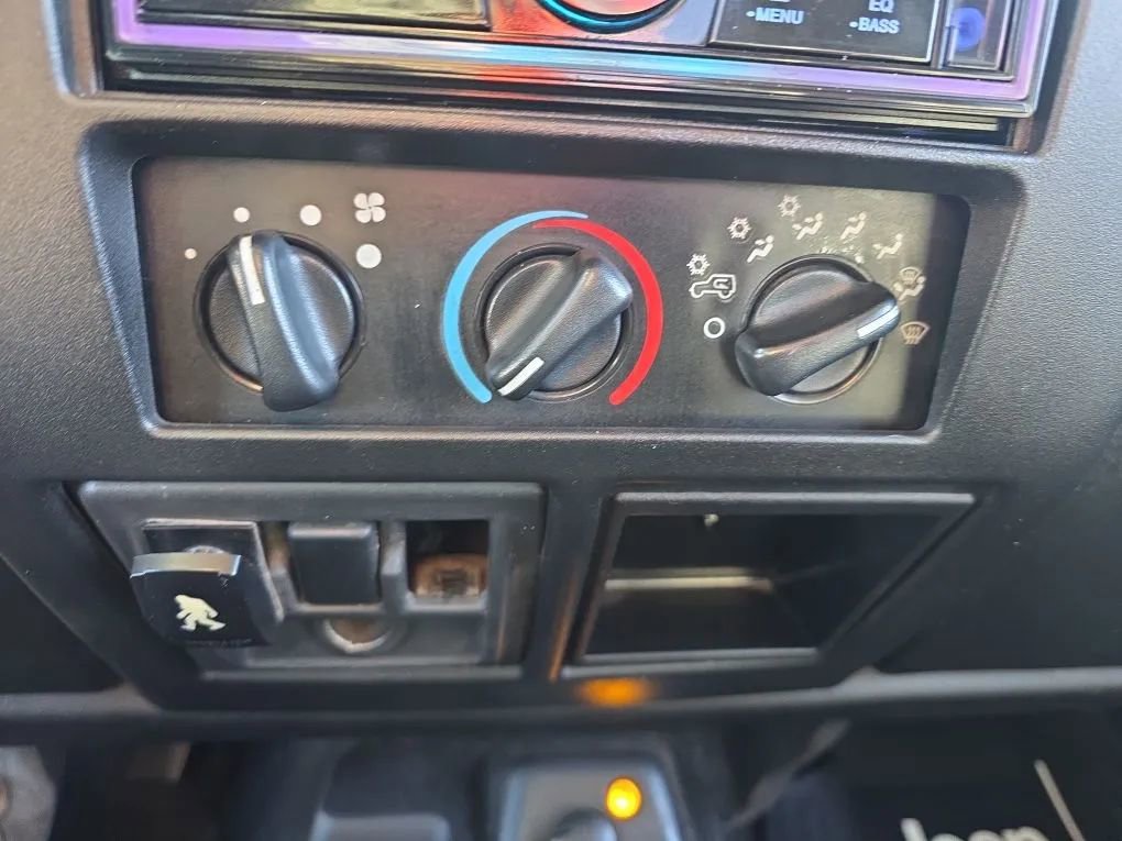 Used 2000 Jeep Wrangler SE image 20