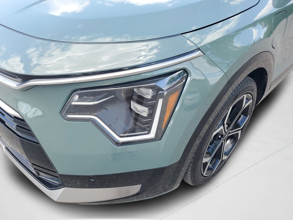 Used 2023 Kia Niro SX Touring image 25