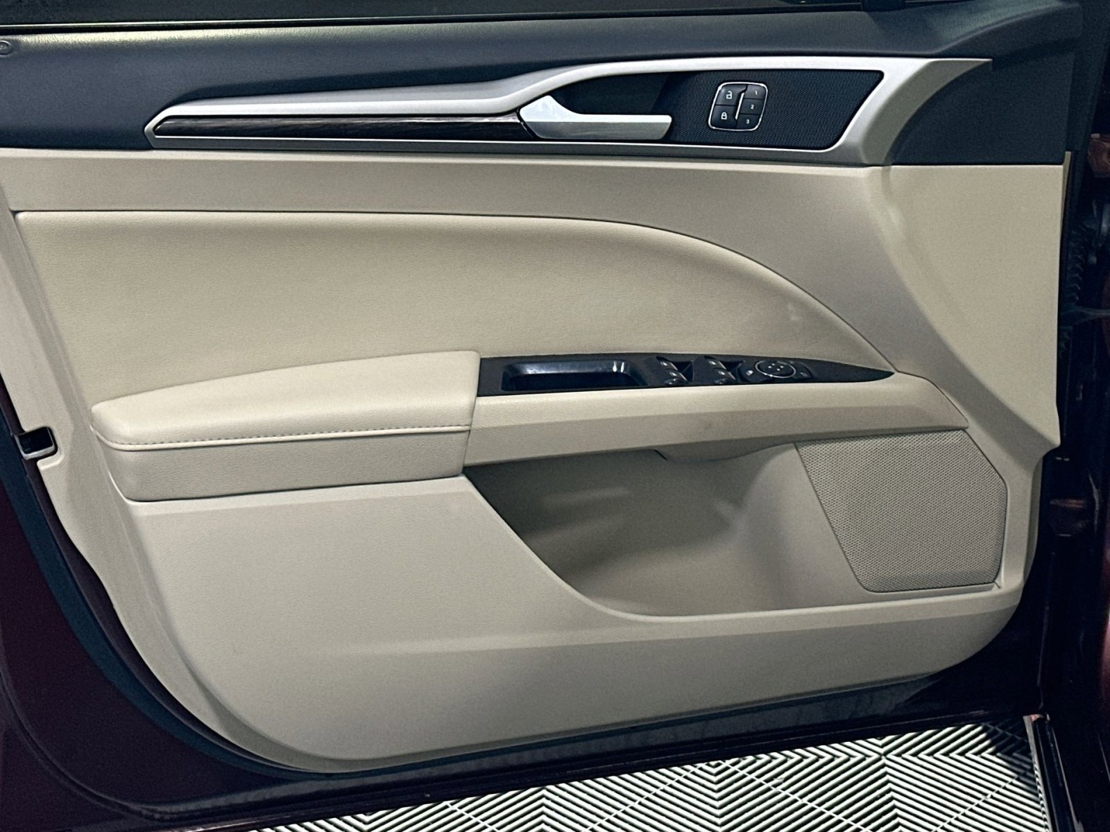 Used 2016 Ford Fusion SE w/ Equipment Group 202A image 15