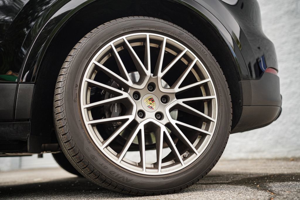 Used 2022 Porsche Cayenne Platinum Edition image 19