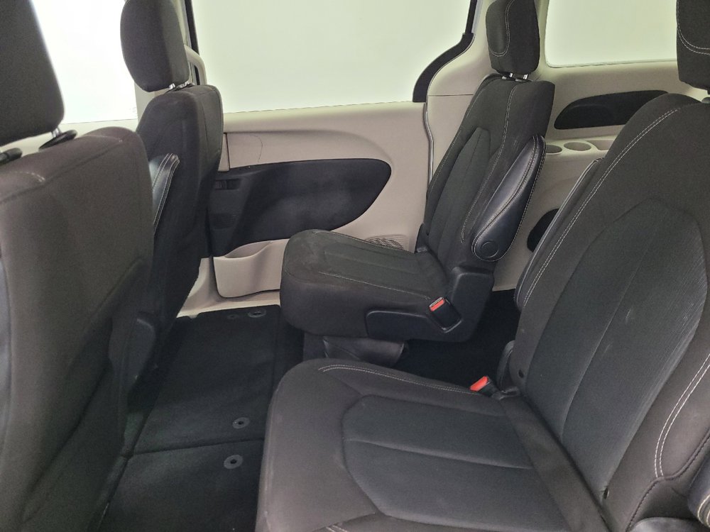 Used 2022 Chrysler Voyager LX image 18