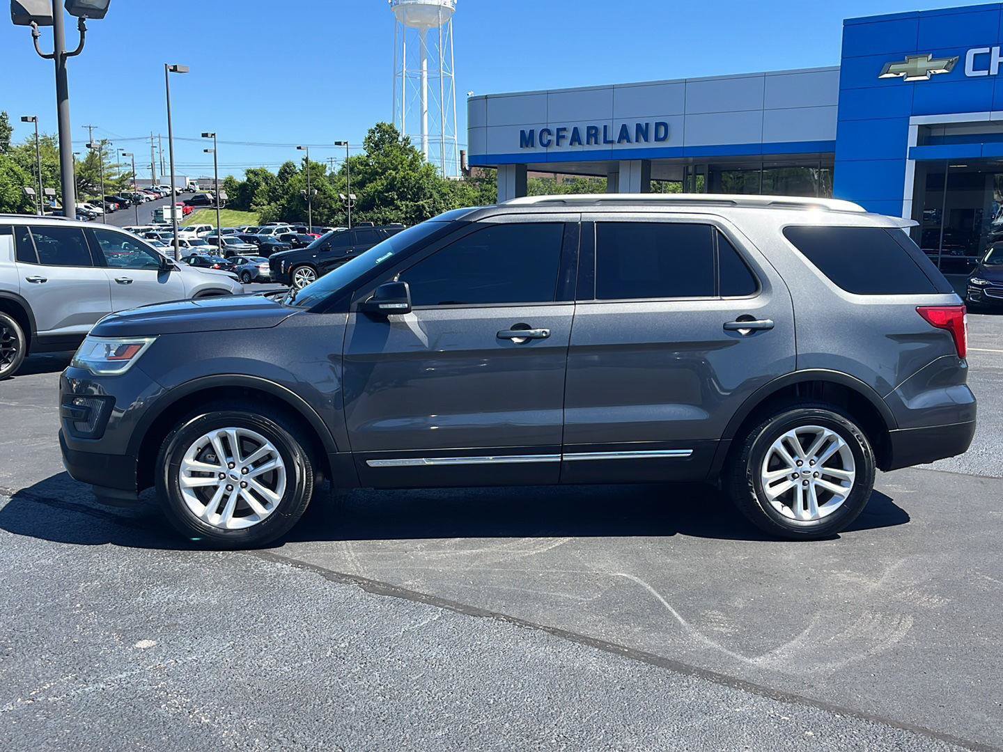 Used 2016 Ford Explorer XLT FWD image 2