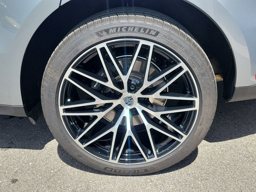 Certified 2025 Porsche Macan image 12