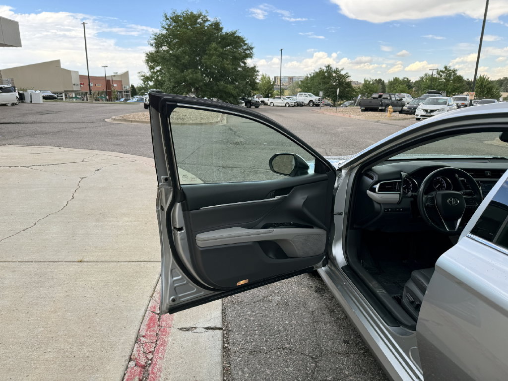 Used 2018 Toyota Camry XLE FWD image 15