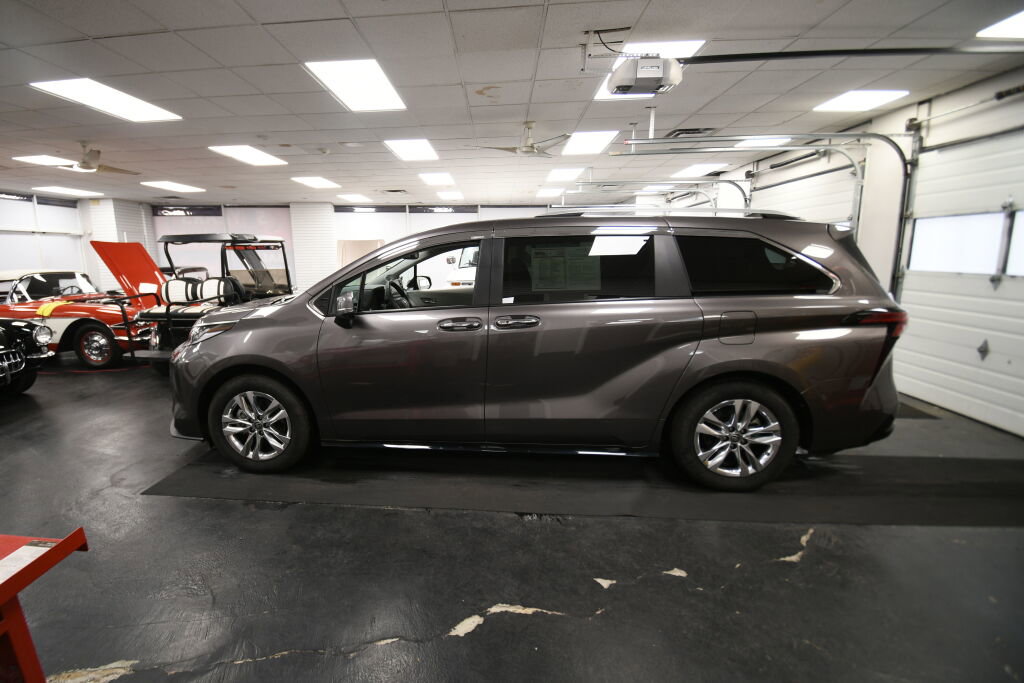 Used 2024 Toyota Sienna Limited image 5