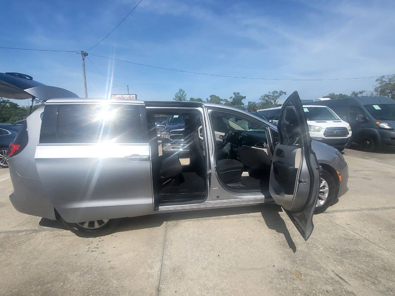 Used 2017 Chrysler Pacifica Touring w/ Tire & Wheel Group FWD image 76