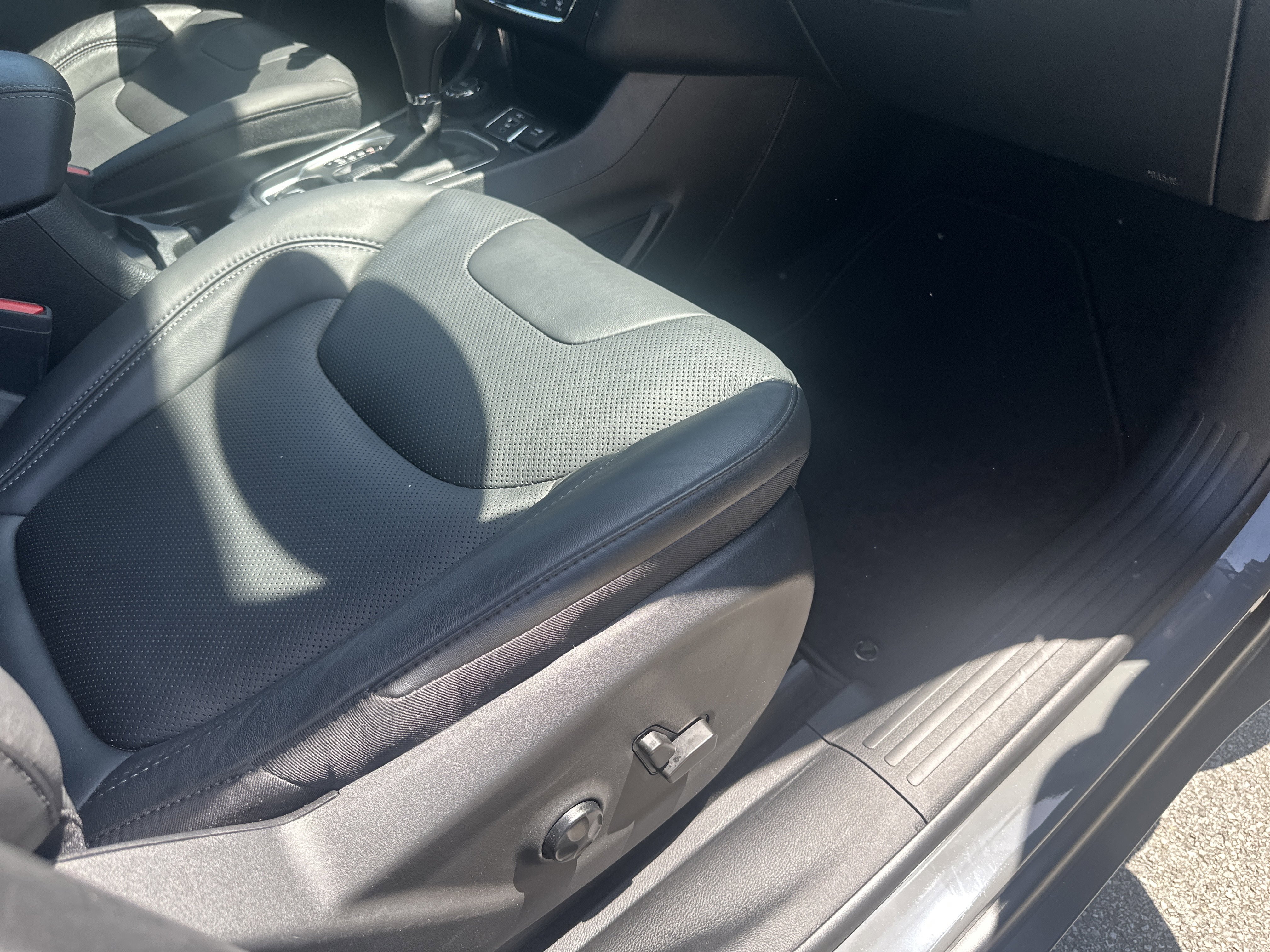 Used 2021 Jeep Cherokee Latitude Lux w/ Comfort/Convenience Group AWD/4WD image 29