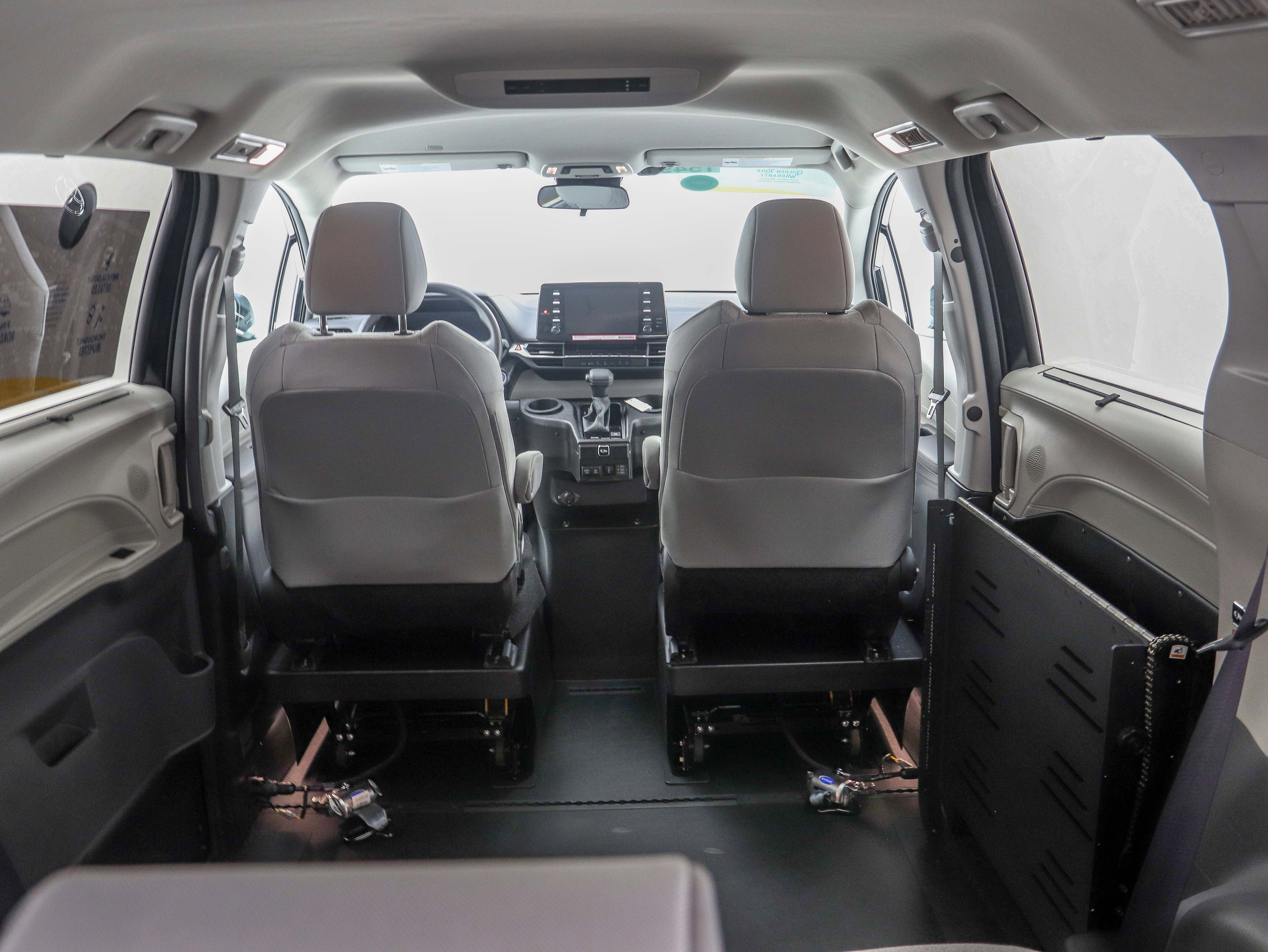 Used 2024 Toyota Sienna LE FWD image 14