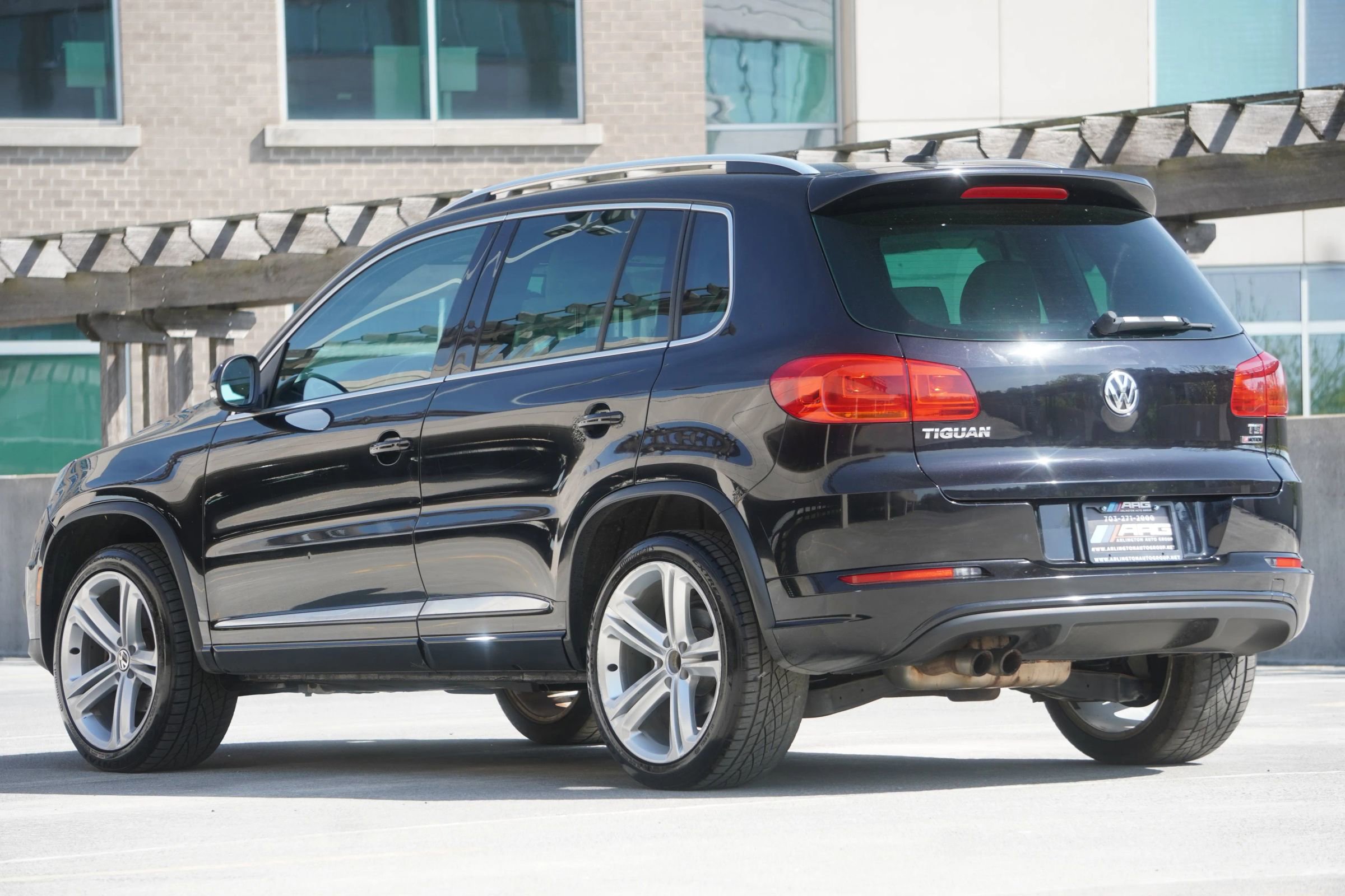 Used 2016 Volkswagen Tiguan R-Line image 9