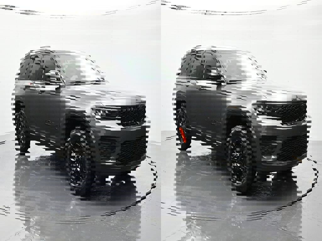 New 2025 Jeep Grand Cherokee Altitude image 3