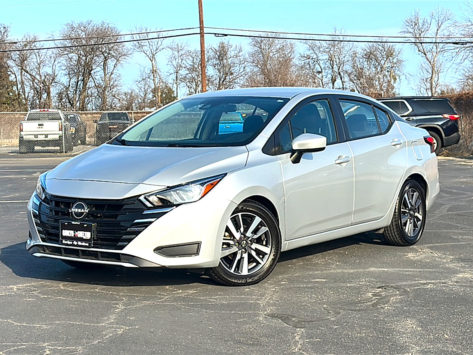 Used 2023 Nissan Versa SV image 2