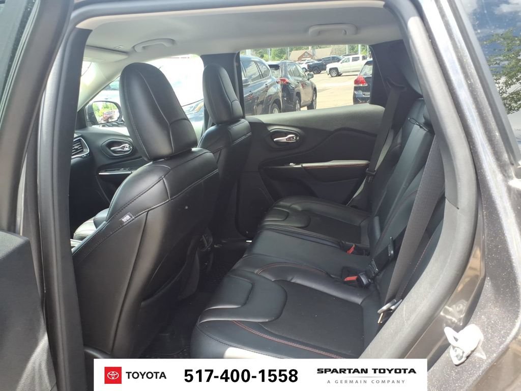 Used 2019 Jeep Cherokee Trailhawk w/ Cold Weather Group AWD/4WD image 11