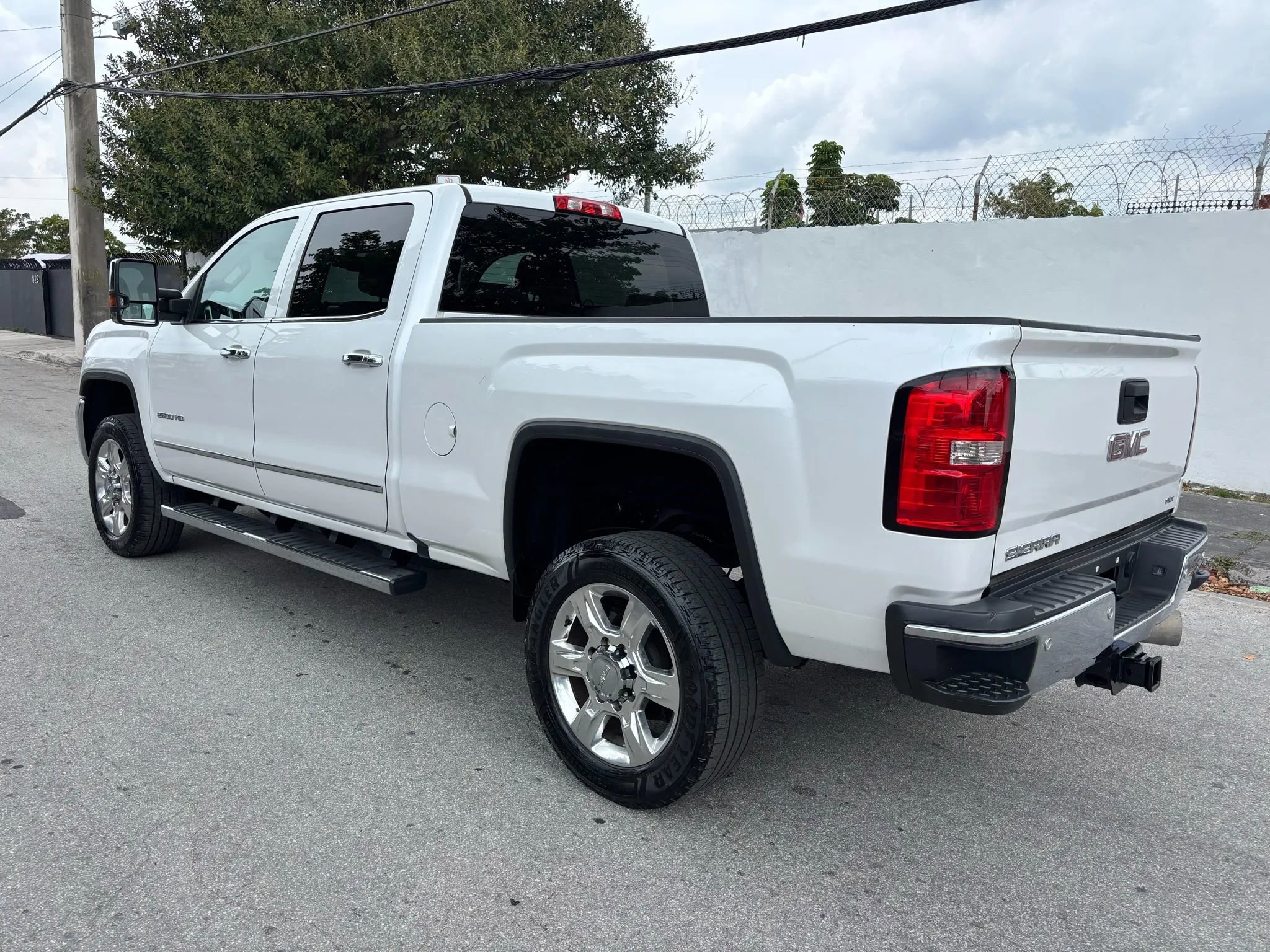Used 2019 GMC Sierra 2500 SLT w/ Duramax Plus Package image 3