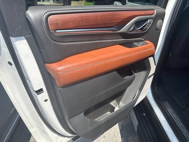 Used 2024 GMC Yukon XL Denali Ultimate AWD/4WD image 33