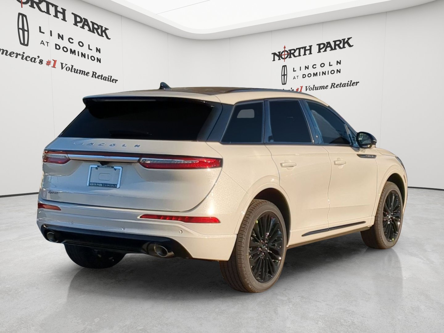 New 2026 Lincoln Corsair Reserve w/ Jet Appearance Package FWD image 3