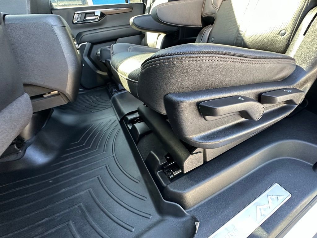 Used 2025 Chevrolet Suburban High Country AWD/4WD image 21