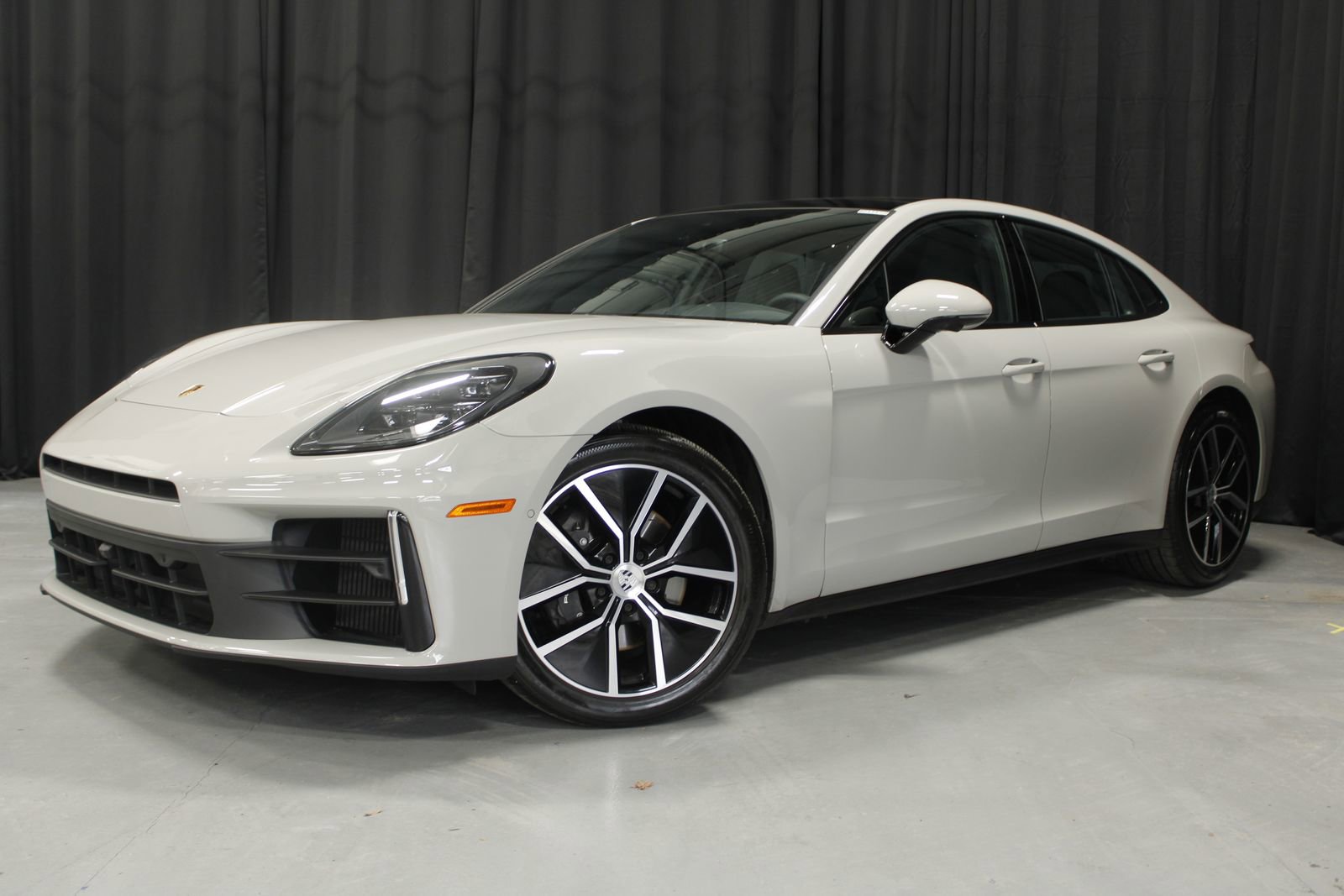 Used 2025 Porsche Panamera 4 image 1
