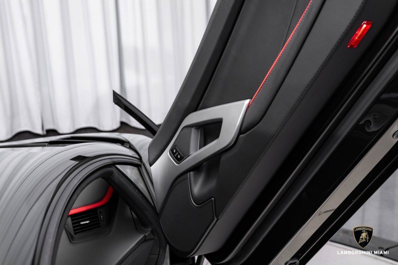 Used 2018 Lamborghini Aventador S image 57