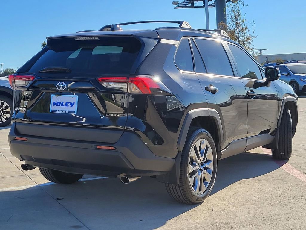 Used 2022 Toyota RAV4 XLE Premium image 4