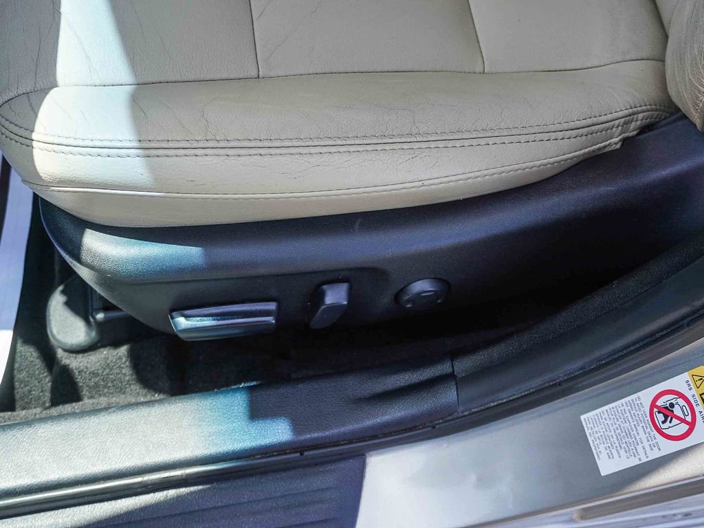 Used 2016 Toyota Avalon XLE w/ Preferred Accessory Package FWD image 19