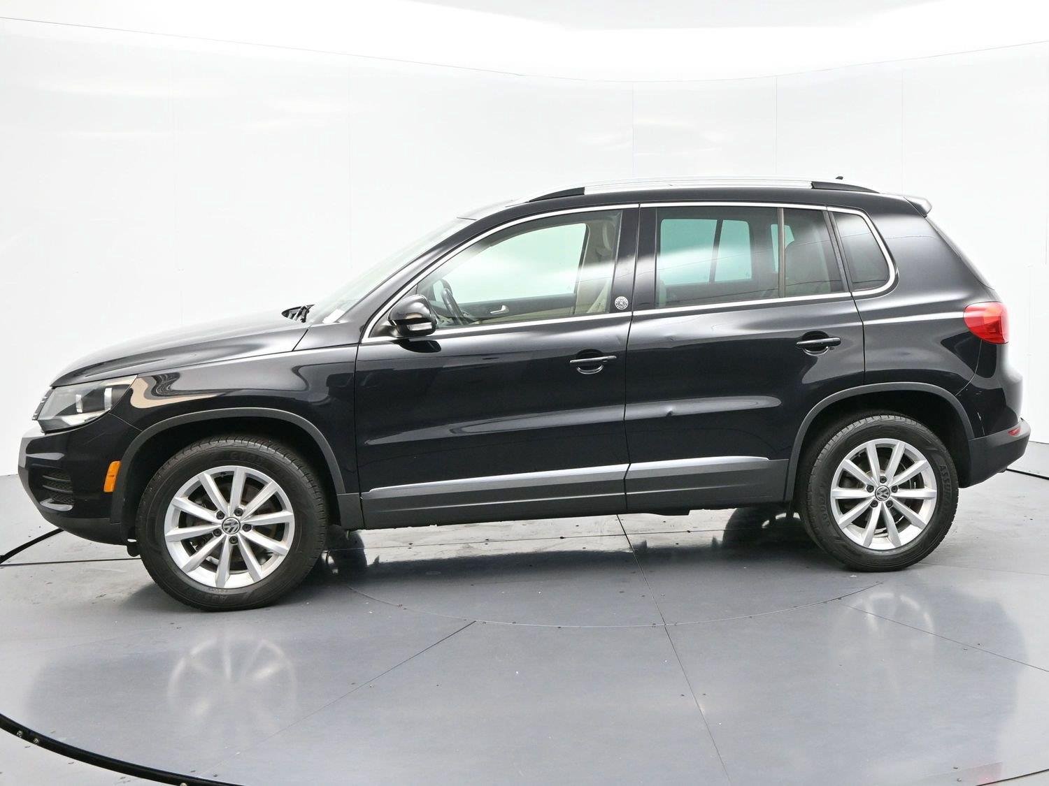 Used 2017 Volkswagen Tiguan Wolfsburg Edition AWD/4WD image 4