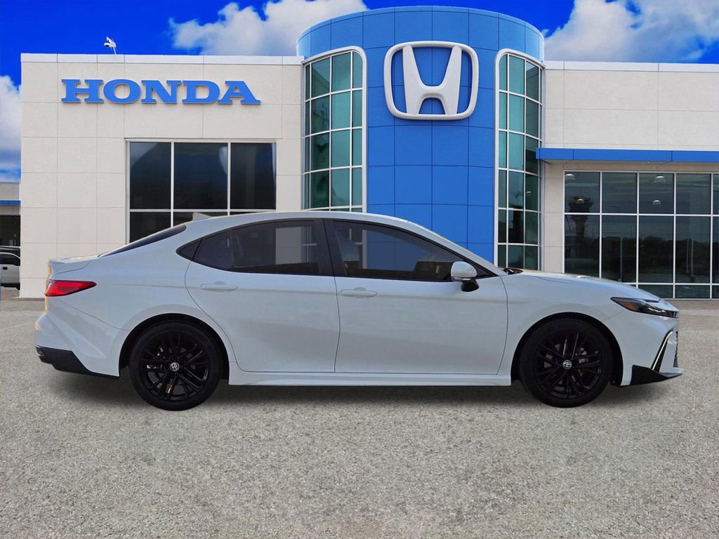 Used 2025 Toyota Camry SE image 2
