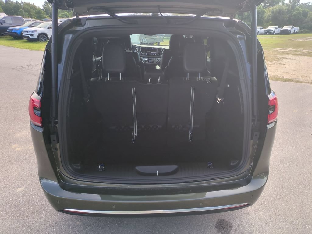 New 2027 Chrysler Pacifica Select FWD image 30