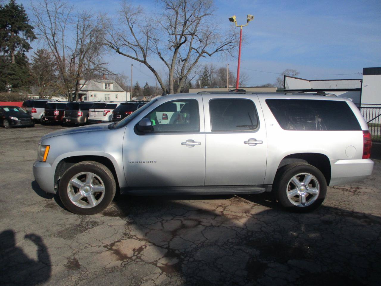 Used 2011 Chevrolet Suburban LT w/ Luxury Package AWD/4WD image 4